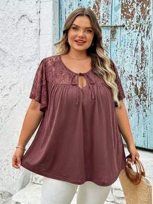 SHEIN CURVE+ 大码女式花卉蕾丝拼接前系带荷叶袖T恤毕业礼服/女士毕业礼服/白色毕业礼服/毕业套装/大码T恤夏季/乡村/海滩度假套装/海滩套装/沙滩装 - 棕色 - 查看 8