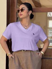 Dazy Plus Camiseta de manga corta blanca holgada con cuello en V y patrón bordado para el verano - Morado - Ver 6