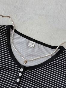 SHEIN بلوزة كاجوال قصيرة الأكمام مع ياقة مخططة وأزرار أمامية متباينة للمراهقات - أبيض وأسود - مشاهدة 4