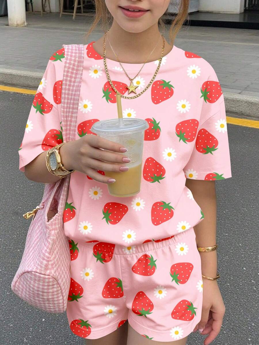 Bộ áo thun ngắn tay cổ tròn và quần short màu hồng kem, họa tiết hoa dâu tây ngọt ngào dành cho bé gái tuổi teen, thoải mái, phù hợp cho mặc hàng ngày vào mùa xuân/hè, đi nghỉ mát, lễ hội, đi chơi, mang đến không khí mùa xuân, không khí mùa hè, trang phục mùa xuân & hè, dễ chịu, bộ đồ bé gái sành điệu, trang phục thường ngày, quần áo trẻ em họa tiết hoa, bộ đồ mùa xuân & hè, phong cách mới, thư giãn, kỳ nghỉ hè thư thái, bộ đồ dâu tây nữ tính, bộ đồ mùa hè dễ thương cho bé gái, trang phục dâu tây dễ thương cho bé gái. - Nhiều màu - Xem 1