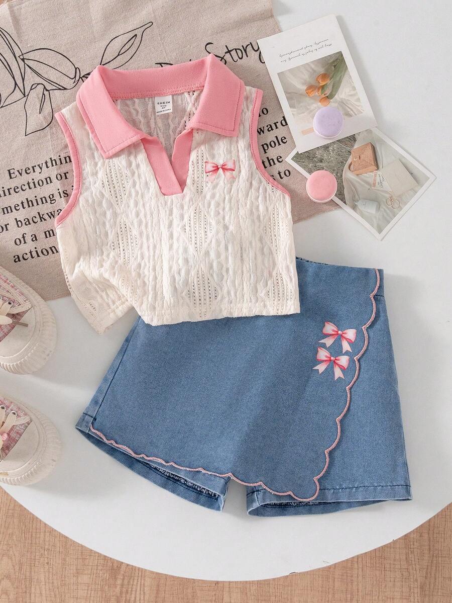 SHEIN Set de 2 piezas Nuevo conjunto de verano para niñas pequeñas con chaleco superior de tela de punto texturizada en color albaricoque con cuello y lazo decorativo + falda corta de mezclilla con volantes y bordados, estilo vintage y lindo - Multicolor - Ver 1