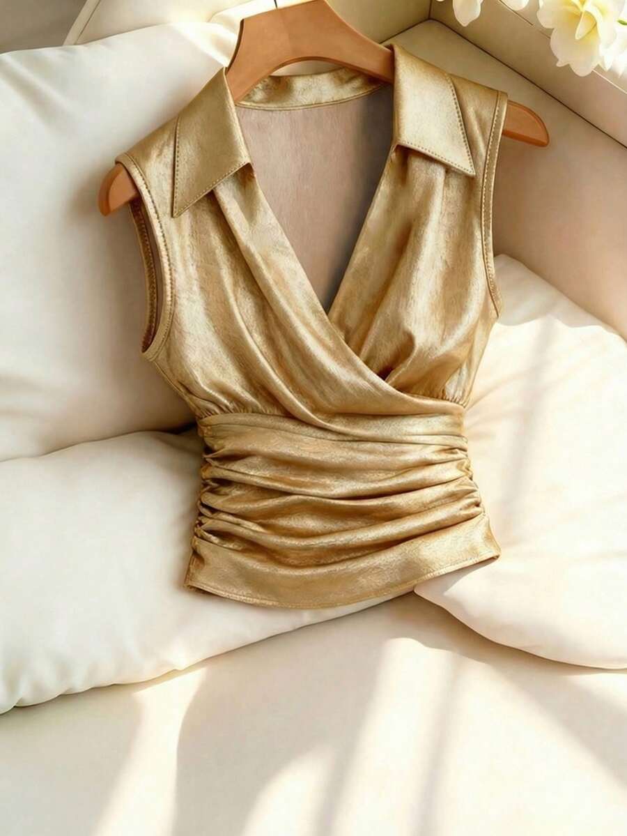 Franclia 缎面翻领V领褶裥无袖衬衫，收腰修身女式衬衫 - 金色 - 查看 1