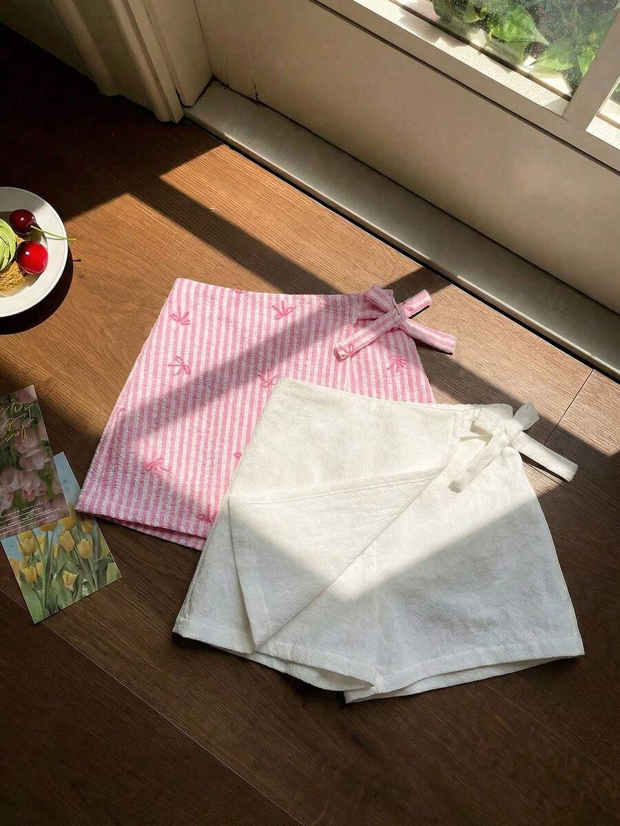 2件套女婴时尚编织粉色蝴蝶结条纹白色纹理刺绣面料休闲短裤套装,适合度假;女婴撞色条纹纸袋腰短裤,带蝴蝶结装饰,适合夏季派对;2件套女婴裙子,女婴夏季服装裙装。 - 彩色 - 查看 1