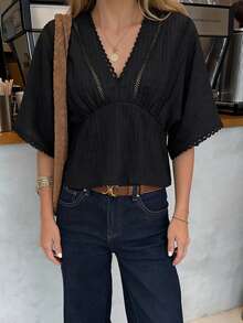 Pariaura 女士春夏新款法式优雅黑色纹理V领衬衫 – 蕾丝镂空拼接泡泡袖收腰上衣，轻盈透气修身荷叶边下摆衬衫，适合春夏穿着 - 黑色 - 查看 3