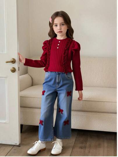 SHEIN 这款少女休闲时尚提花针织上衣搭配荷叶边下摆，以及饰有刺绣图案的复古水洗牛仔裤，宽松舒适，适合秋冬季日常穿着、通勤、户外活动、派对和拍照等场合。