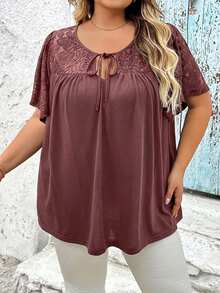 SHEIN CURVE+ 大码女式花卉蕾丝拼接前系带荷叶袖T恤毕业礼服/女士毕业礼服/白色毕业礼服/毕业套装/大码T恤夏季/乡村/海滩度假套装/海滩套装/沙滩装 - 棕色 - 查看 6