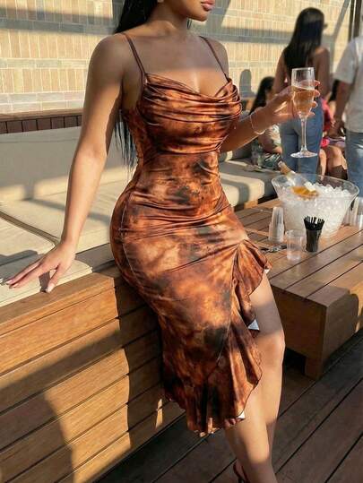 SHEIN SXY Đầm hai dây cỡ lớn dành cho nữ, in hoa, cổ xếp ly, bèo nhún và xẻ tà.