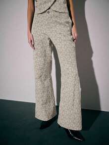 Nöista 这款两件套搭配包括一件短袖上衣和一条阔腿裤，采用几何图案和精致的中国风纽扣设计，打造优雅的剪裁造型，适合女性春假穿着；完美契合精致的搭配风格、日常穿着、节日生日装扮以及高雅的活动场合。 - 灰色 - 查看 4