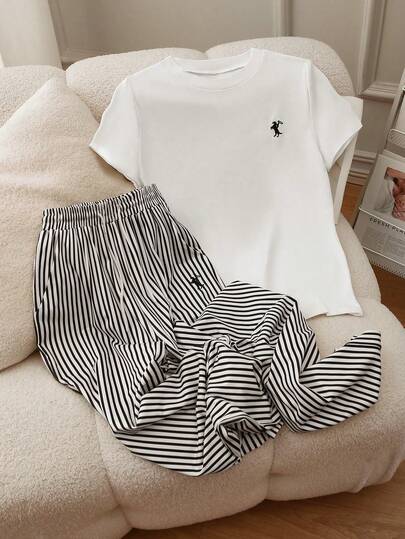 INAWLY بدلة كاجوال للمرأة البدينة تتكون من تي شيرت بياقة دائرية وأكمام قصيرة مطبوع عليه طباعة فارس، وبنطال بخصر مربوط بسحاب مخطط