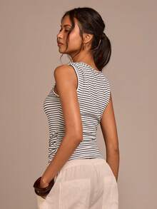 COSMINA 女士条纹印花金属装饰修身休闲背心 - 黑與白 - 查看 3