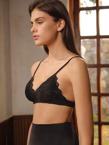女士黑色法式深V三角杯轻薄文胸，配有可调节肩带 - 黑色 - 查看 5