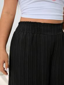 SHEIN EZwear 春夏新款休闲宽松黑色大码长裤，适合外出、日常休闲、派对、音乐节、返校、毕业典礼、通勤、度假、街头穿搭、居家休闲、逛街、城市漫步等多种场合穿着，腰带可调节，纹理编织面料 - 黑色 - 查看 7