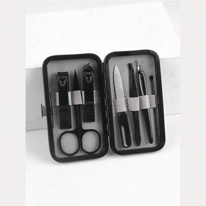 Bộ dụng cụ làm móng 7 món màu xám, gồm kìm cắt móng bằng thép không gỉ, kéo cắt móng và dũa móng.