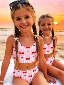 SHEIN 少女复古可爱甜美粉色条纹蝴蝶结樱桃印花泳装，ins风休闲简约吊带背心和三角比基尼泳衣套装，适合夏季海滩之旅、暑假、爆款、美感泳装、泳池派对、夏令营、可爱夏日穿搭 - 彩色 - 查看 4