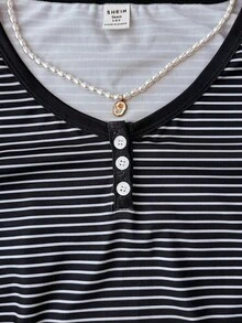 SHEIN بلوزة كاجوال قصيرة الأكمام مع ياقة مخططة وأزرار أمامية متباينة للمراهقات - أبيض وأسود - مشاهدة 7