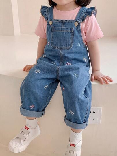  SHEIN Infant/Toddler Girls' Fashionable Cute Jeans, Vintage Light Blue Denim, Multi-Color Bow Embroidery Decor, Ruffle Strap Design, Soft & Comfortable Fabric, Versatile Daily Wear