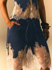 Athîral Shorts de mezclilla con parches de encaje de color contrastante para mujer - Azul - Ver 6