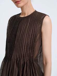 SHEIN Stylify 女士百褶圆领无袖上衣和迷你裙两件套，优雅设计 - 咖啡棕 - 查看 2