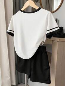 Bộ 2 món cho bé gái tuổi teen: áo thun kẻ sọc đen và áo croptop in hình trái tim đen, kèm quần short đen, thích hợp cho các hoạt động ngoài trời, mùa xuân, hè, thu. Áo thun ôm eo, quần short cơ bản. - Nhiều màu - Xem 2