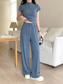 SHEIN 少女春夏纯色咖啡色立体压纹字母图案针织圆领休闲宽松短袖T恤上衣搭配休闲宽松长裤套装，适合上学、日常、各种场合，是返校季和校园穿搭的理想之选。 - 藍色 - 查看 7