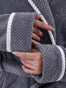 1 buah Jubah Mandi Lembut Kasual untuk Wanita dengan Trim Kontras dan Hem Panjang, Pakaian Santai Musim Panas, Pakaian Rumah Ringan, Dekorasi Kamar Mandi Pernikahan - Light Grey - View 4