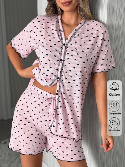SHEIN Conjunto de pijama casual y cómodo de 2 piezas para mujer con camisa de punto acanalado con detalles de botones y corazón en contraste, y shorts con detalles de costura y cordón falso