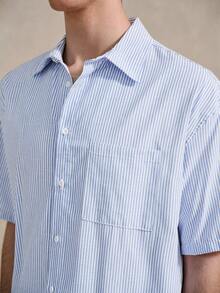 VeloEdit Camisa Social de Manga Curta Masculina Tecida com Listras e Bolso no Peito, Azul e Branca, Adequada para Uso Casual ou de Escritório no Verão, Gola de Algodão, para Amigos, Itens de Casal Tênis Preppy, Presente do Dia dos Pais, Dinheiro Antigo, para Namorado, Looks para Homens - Azul e Branco - Visão 6
