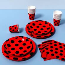 红色底黑色波点一次性餐盘、餐巾纸和杯子套装，可供8位客人使用。这款一次性派对用品套装（包括餐盘、餐巾纸和杯子）非常适合生日派对、婚礼和家庭野餐。 - 查看 4