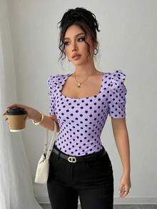 Camiseta de manga corta elegante, sexy y casual para mujer, con cuello de diamante en el hombro regular, manga de pétalo, puño fruncido, estampado de lunares blancos y negros, silueta ajustada, adecuada para vacaciones - Multicolor 2 - Ver 3