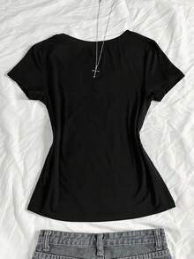 EMERY ROSE 加大码女式夏季V领修身T恤，复古十字花卉朋克亚文化动漫印花，短袖V领 - 黑色 - 查看 2