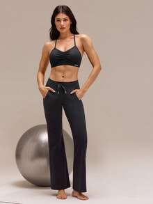 GLOWMODE FeatherFit™ Back At It 束胸交叉露背可拆卸罩杯绑带运动文胸，适合低强度瑜伽、普拉提、健身房锻炼和日常运动穿着 - 黑色 - 查看 7