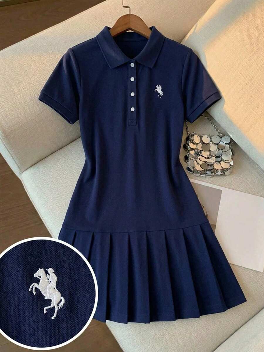 SHEIN 少女藏蓝色 Polo 领刺绣褶裥下摆休闲连衣裙，校服款式 - 藍色 - 查看 1