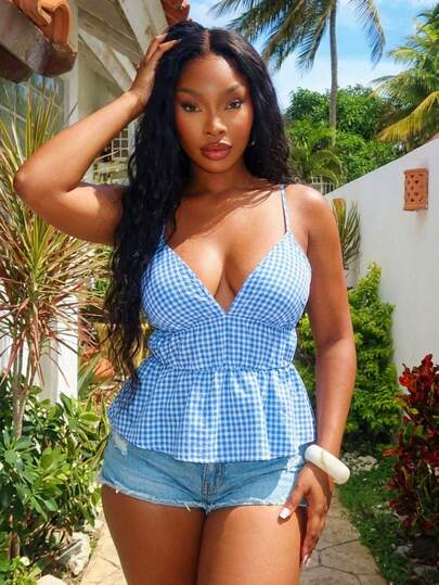 SHEIN SXY Blusa de tirantes con estampado de cuadros, escote cruzado y bajo con volantes, para vacaciones en la playa, talla grande