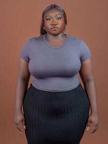 CurvyTilda 大尺碼 4 件組純色短版圓領短袖修身女款 T-shirt 上衣，適合夏季情人節休閒穿著 - 彩色 - 查看 5