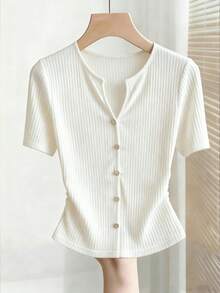 Franclia 女士纯白色休闲圆领开衩修身短袖纽扣装饰T恤，适合日常穿着，白色上衣，通勤，夏季 - 白色 - 查看 1