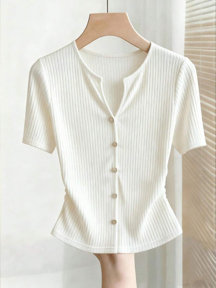 Franclia 女士纯白色休闲圆领开衩修身短袖纽扣装饰T恤，适合日常穿着，白色上衣，通勤，夏季 - 白色 - 查看 1