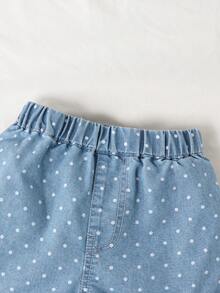 SHEIN Genkimix Kids 女童宽松牛仔短裤，夏季水洗百搭舒适蕾丝边设计，撞色蕾丝边，荷叶边装饰，松紧腰带，浅蓝色波点印花牛仔轻薄面料，适合日常、旅行、派对等场合。 - 淺色水洗藍 - 查看 5