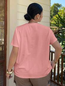 Livesso Curve Camiseta blanca de manga corta holgada con cuello en V y patrón bordado - Rosa - Ver 4