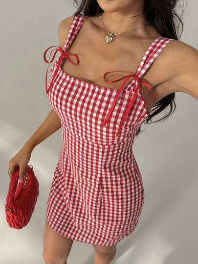 SHEIN PETITE Y2K可爱红白格子迷你吊带连衣裙，适合年轻女孩、音乐会、锐舞派对、毕业典礼、返校季等场合穿着。