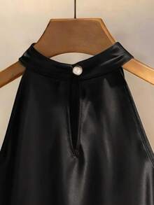 elegante de mujer con cuello halter, cierre lateral con botones y cintura, blusa casual y versátil de cuello alto tipo halter, sin mangas, color rojo, de satén, cuello alto rojo, con detalle de botones, drapeada en rojo, halter rojo, plisad - Negro - Ver 2