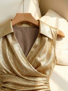 Franclia 缎面翻领V领褶裥无袖衬衫，收腰修身女式衬衫 - 金色 - 查看 5