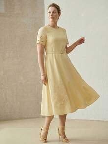 MOTF PREMIUM 大码女式激光切割刺绣花卉搭扣腰带中长连衣裙，春夏款 - 淡黃色 - 查看 4