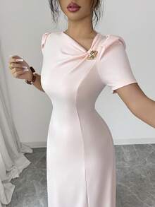 SHEIN Elenzya 女士不对称设计金属扣装饰领口修身优雅连衣裙，适合日常通勤、度假、音乐节、时尚法式街头风约会、复古百搭，春夏新款浅粉色长袖连衣裙 - 淺粉色 - 查看 4