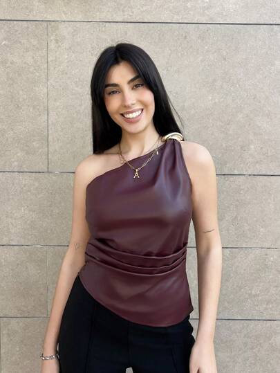 Hitanina Blusa de oficina sin mangas con pliegues, decoración de hebilla metálica y cuello asimétrico, top de mujer de un hombro, top marrón , top nude, para atuendos de oficina de mujer