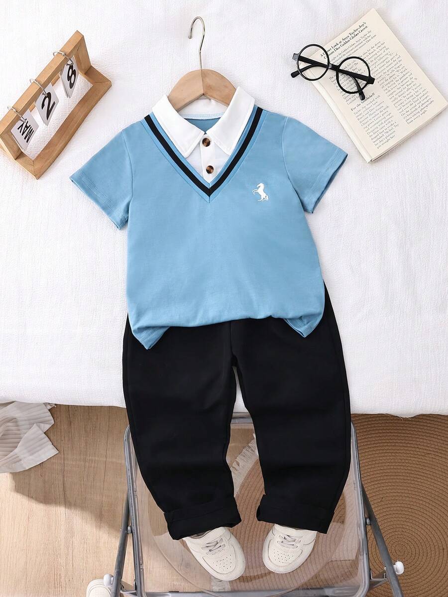Genkimix Kids 两件套男童套装,儿童针织舒适Polo衫,二合一设计,时尚小图案点缀,搭配米色休闲弹力腰宽松裤,适合秋季度假和日常穿着。 - 淺藍色 - 查看 1