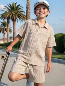 SHEIN 两件套男童休闲宽松纯色 Polo 领短袖 T 恤和短裤套装，适合通勤、上学、日常休闲穿着、运动、春夏穿着。 - 彩色 - 查看 3