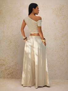 SHEIN PETITE 2026春夏新款音乐节、复活节、圣帕特里克节、西部风、游牧风、生日派对、毕业典礼、学院风、学生装、日常休闲、百搭、休闲、邮轮旅行、海滩、日光浴、爆款、街头风、婚礼宾客波西米亚风、通勤、早午餐、机场穿搭杏色不对称肩部褶皱弧形下摆露脐上衣和带口袋的阔腿裤两件套纹理面料套装 - 杏色 - 查看 2