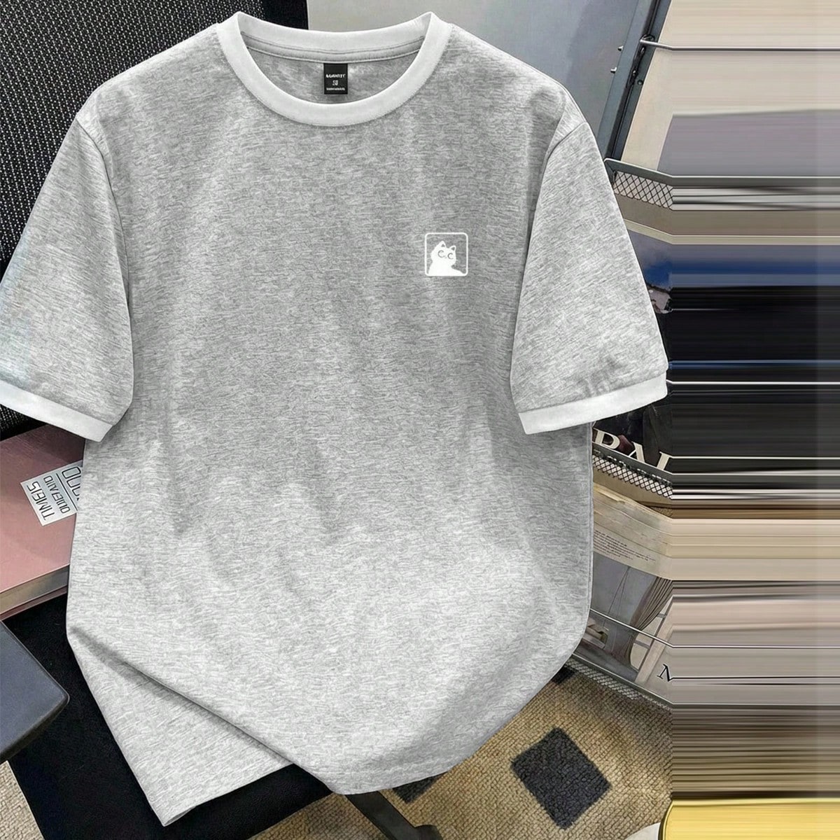 Camiseta casual de manga corta con estampado floral y ribete de contraste para hombres, versátil para el verano