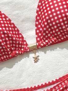 SHEIN Conjunto de bikini de tirantes con estampado de cuadros rojos y blancos, decoración de metal en el cuello, para adolescentes. Atuendo casual/resort/playa de verano - Rojo y blanco - Ver 2