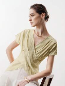 Aalyst 女士春夏休闲套装，适合新年、情人节、复活节、母亲节、中东婚礼等场合，优雅简约的办公/浪漫度假风格，V领交叉褶裥设计，收腰X形廓形，常规落肩短袖衬衫，黄色 - 杏色 - 查看 6